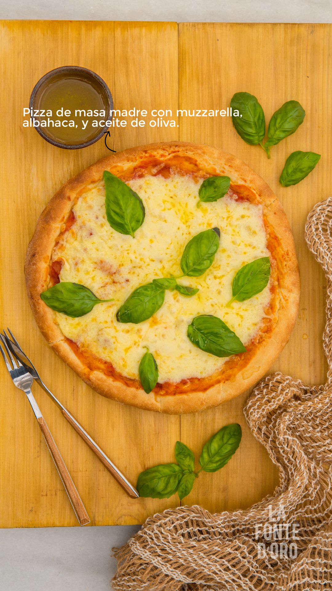 Pizza de masa madre con muzzarella, albahaca y aceite de oliva.